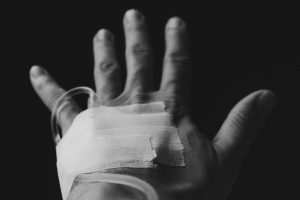 hand met infuus