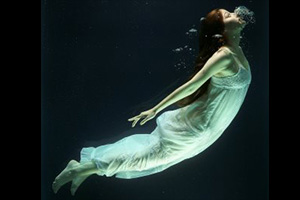 Vrouw onder water