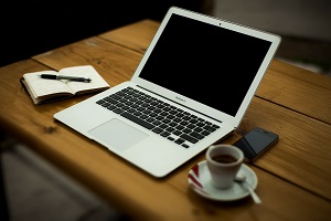 laptop op keukentafel